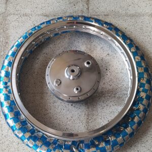 Ruedas aros nuevos, cubiertas nuevas y bujes delantero y trasero pulidos